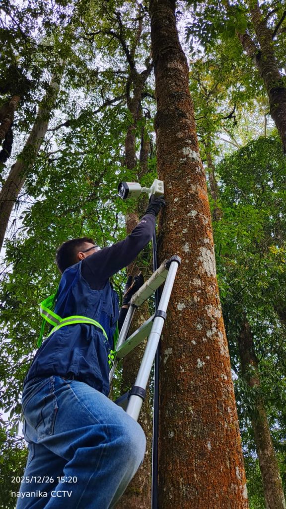 Teknisi radiana cctv sedang memasang cctv di bandung dengan profesional