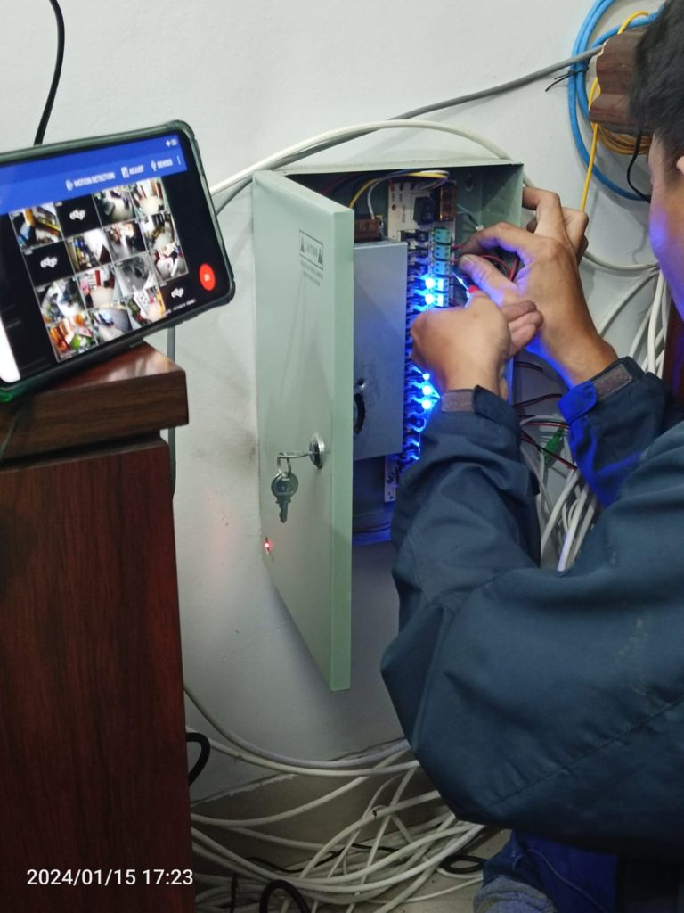 teknisi radiana cctv sedang melakukan maintenance atau perawatan server cctv di buah batu bandung